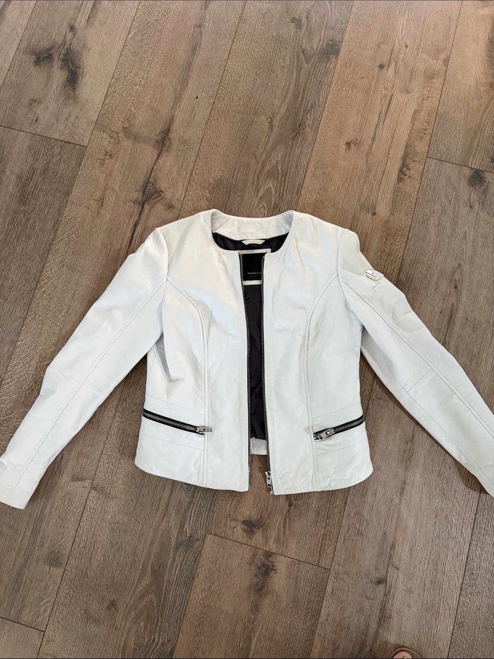Women’s White 100% lambs Leather Zip-Front Jacket with Zip Pockets